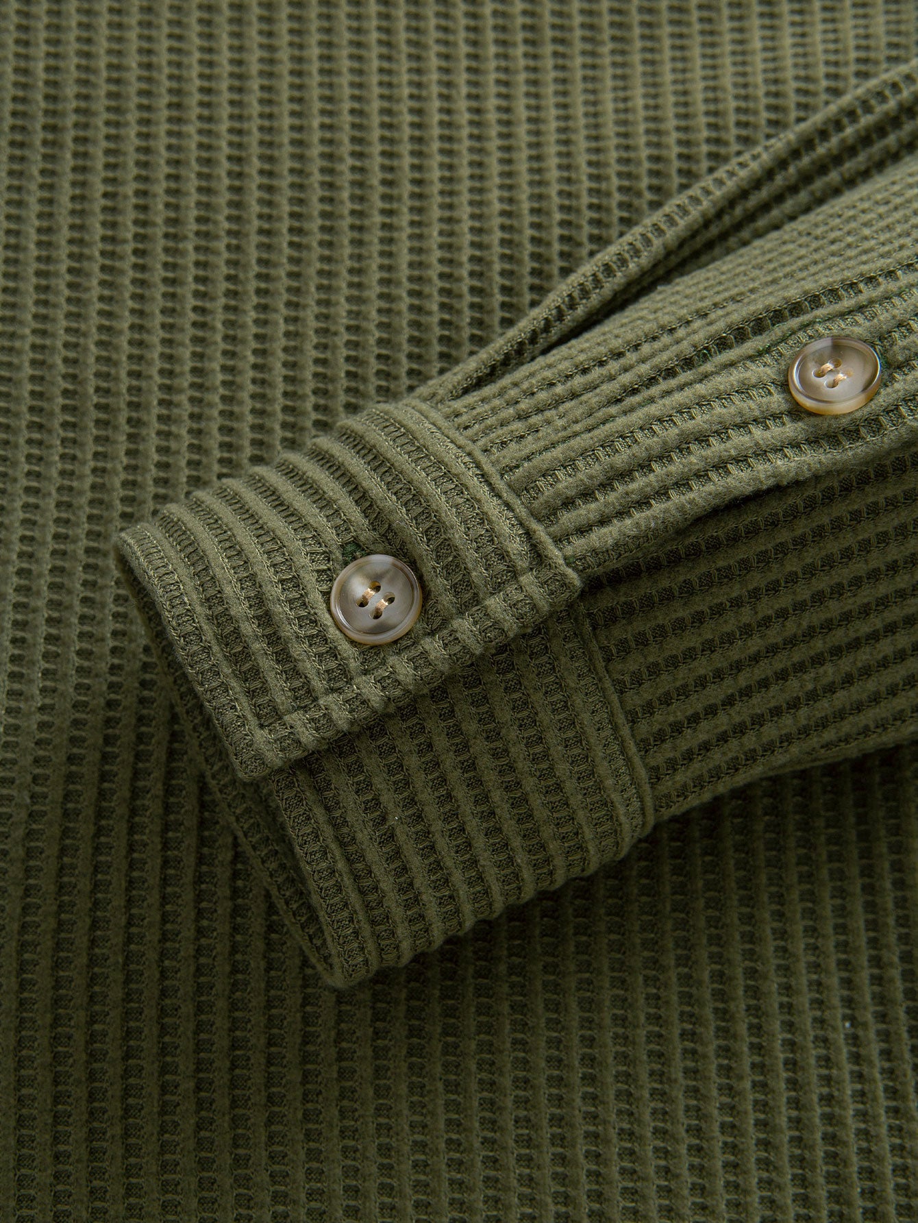 Camisa de botones con textura de gofre y mangas largas
