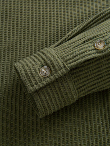 Camisa de botones con textura de gofre y mangas largas
