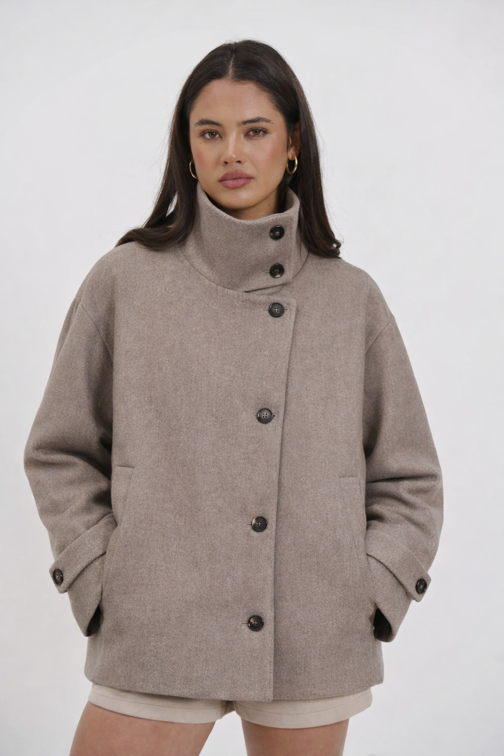 Abrigo premium con cuello alto