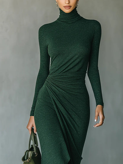 Lenora™ - Vestido midi envolvente asimétrico con pliegues y cuello alto verde oscuro